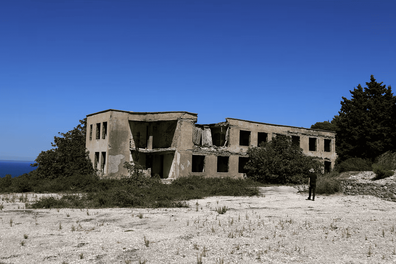 Edificio militar abandonado isla Sazan Albania