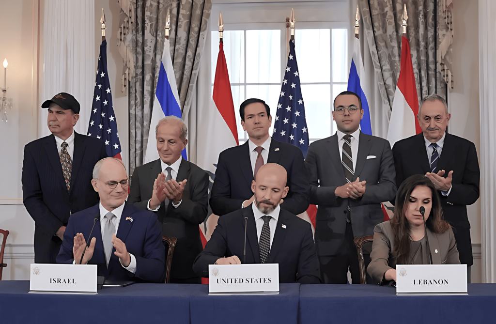 Delegados de Israel, EE. UU. y Líbano en ceremonia diplomática.