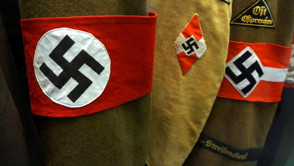 Brazaletes nazis con esvásticas en uniformes históricos.