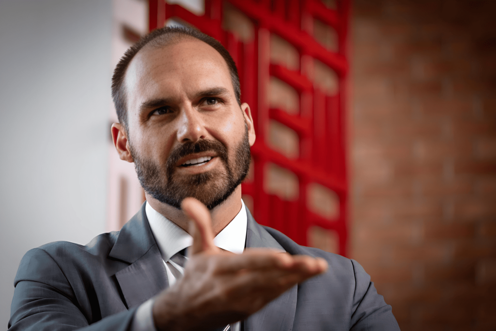 Hombre de negocios barbudo en traje gesticulando en conversación.