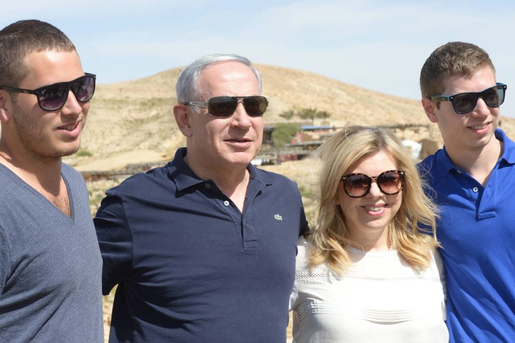 Familia Netanyahu, desierto soleado, gafas de sol.