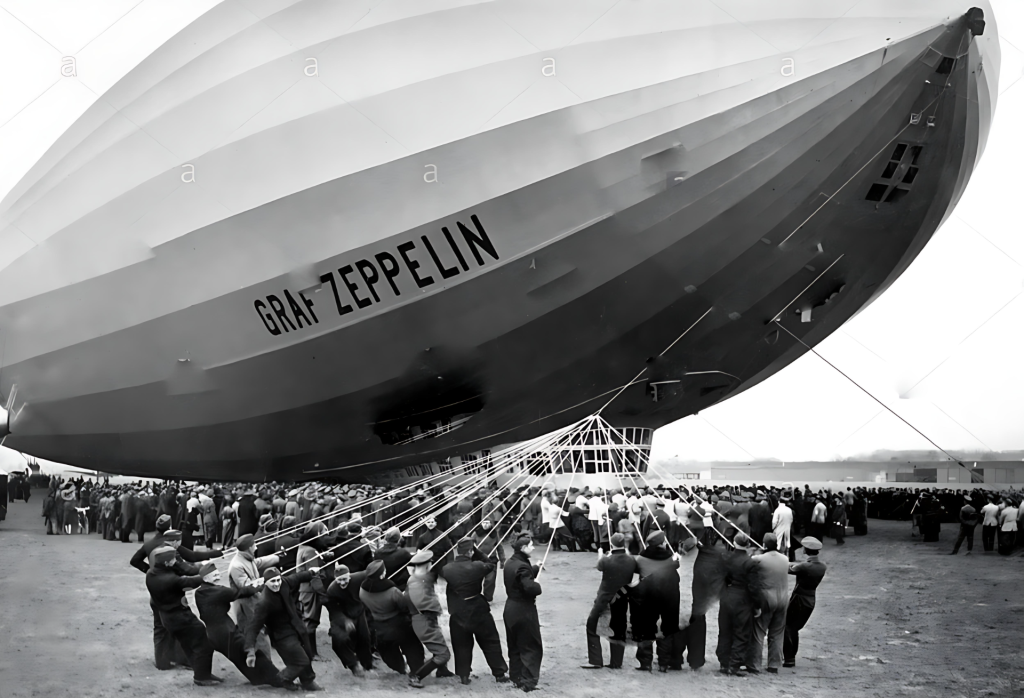 Hombres amarran el gran dirigible Graf Zeppelin.