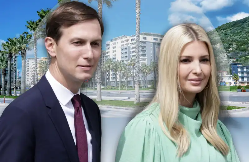Jared Kushner e Ivanka Trump con fondo de palmeras y edificios.