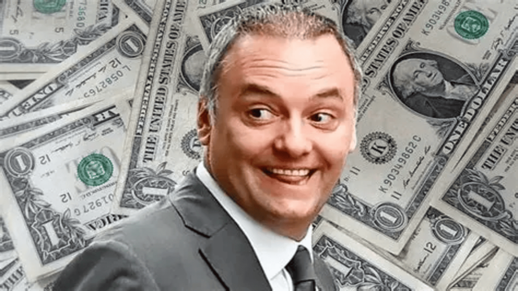 Hombre sonriente en traje sobre un fondo de billetes de dólar.