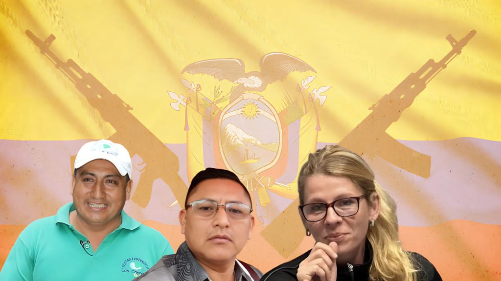 Tres personas ante bandera ecuatoriana con fusiles, tema político.