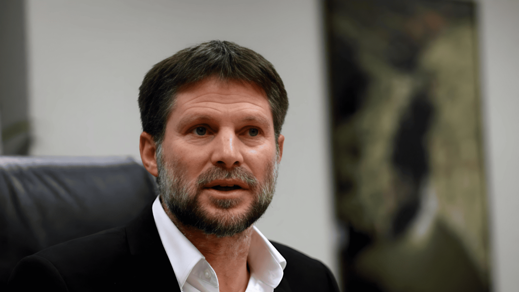 Itamar Ben-Gvir, político israelí, en traje y con barba.