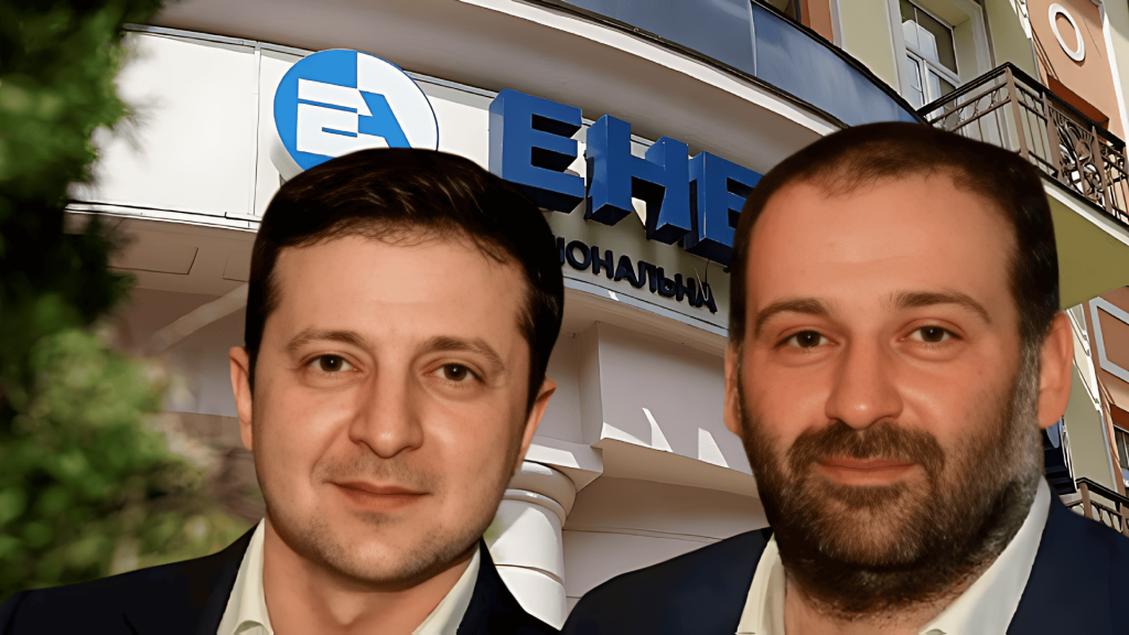 Zelenskyy y otro hombre frente a edificio de energía ucraniano.