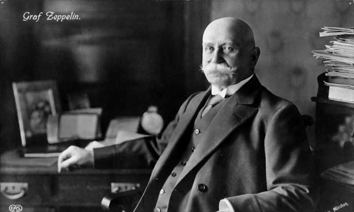 Conde Ferdinand von Zeppelin, fundador de la compañía Zeppelin