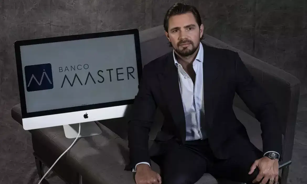 Hombre en traje junto a pantalla con logo Banco Master.