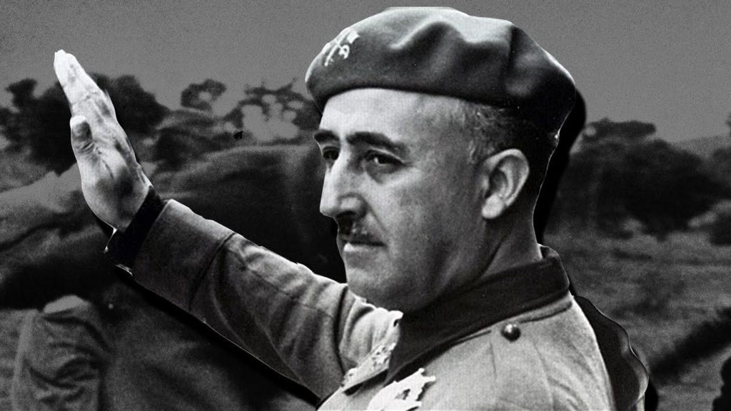 Francisco Franco haciendo el saludo fascista con uniforme militar.