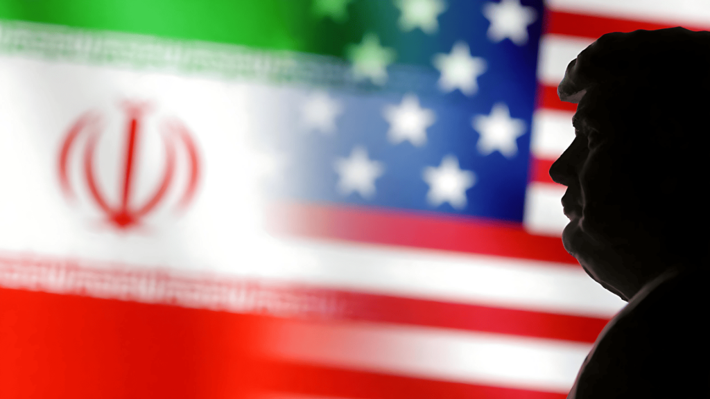 Silueta frente a banderas de Irán y EE. UU., simbolizando tensión.