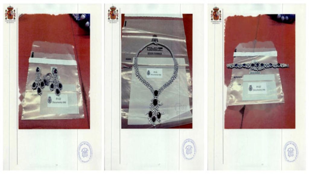Joyas incautadas: pendientes, collar y tiara en bolsas de evidencia.