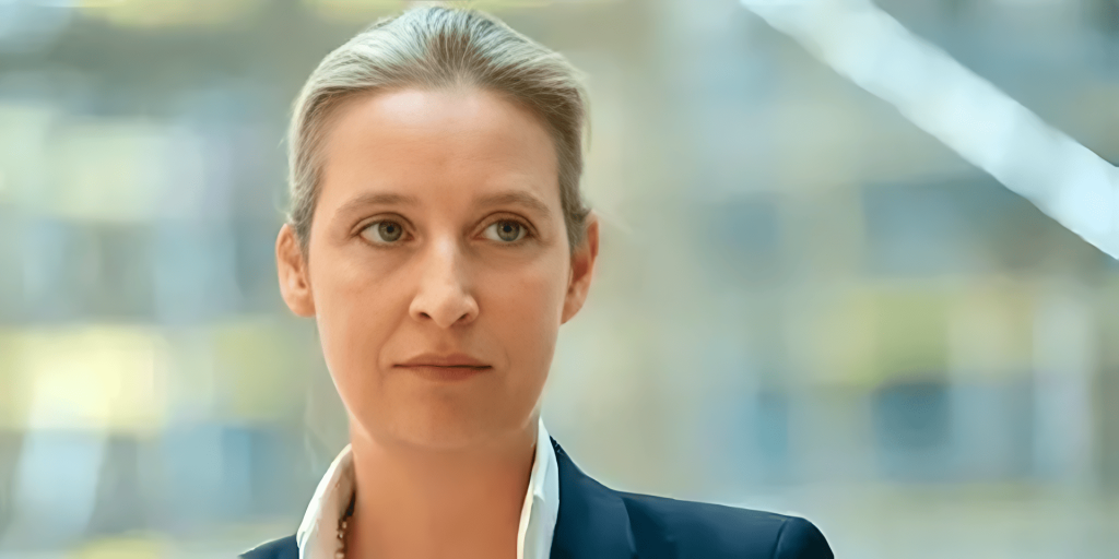 Retrato de mujer rubia, ojos claros, blazer azul.