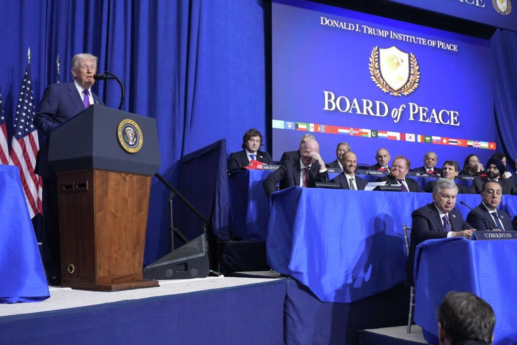 Donald Trump hablando en el podio del "Board of Peace".