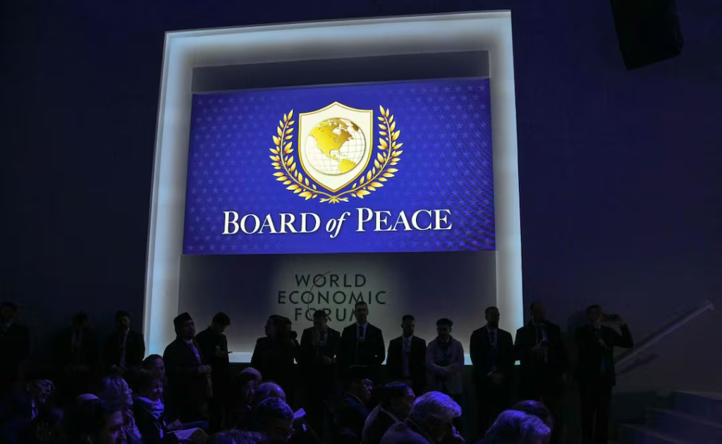 Pantalla Board of Peace en evento del Foro Económico Mundial.