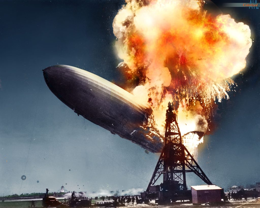 Hindenburg en llamas. Dirigible explota, mástil de amarre, humo denso.