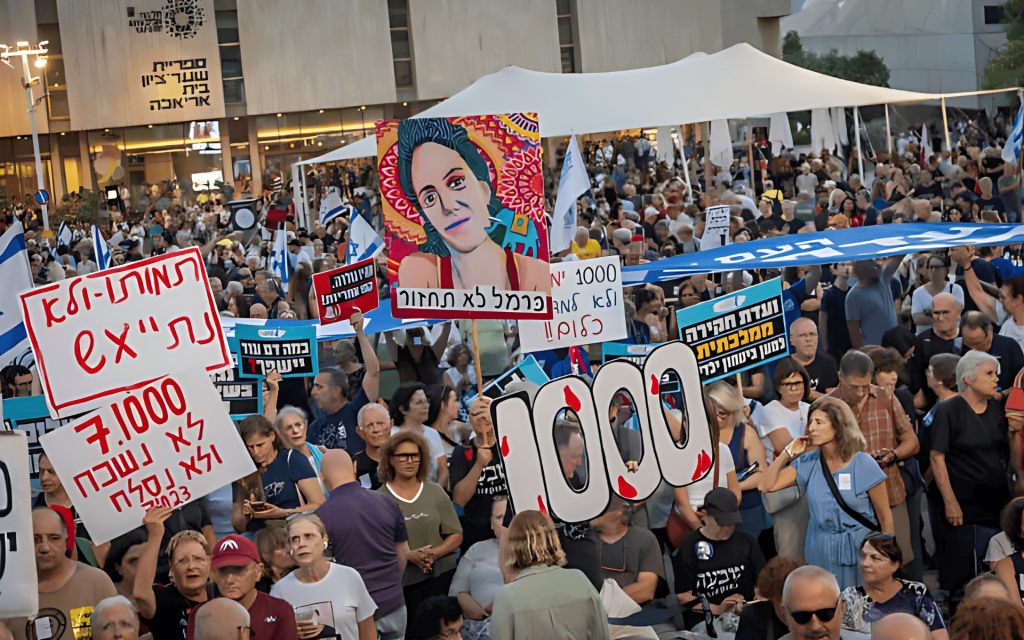Manifestación en Israel con pancartas conmemorando el 7 de octubre.