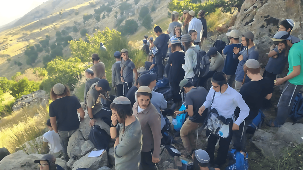 Grupo de jóvenes judíos en una excursión por la montaña.