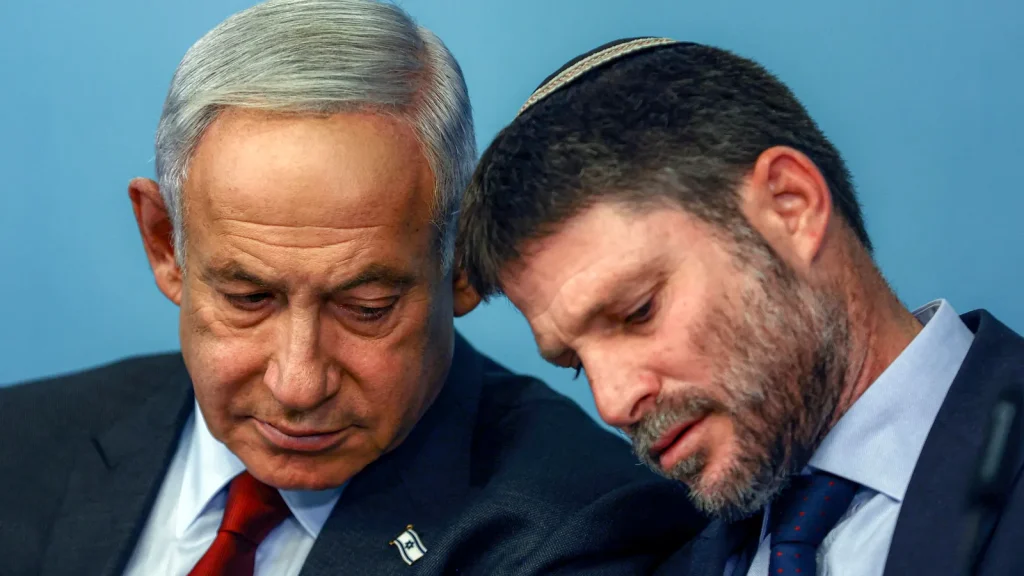 Benjamin Netanyahu y Bezalel Smotrich mirando concentrados.
