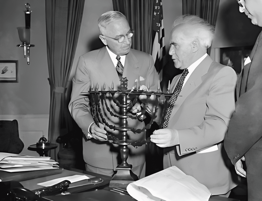Harry Truman y David Ben-Gurion con una menorá.