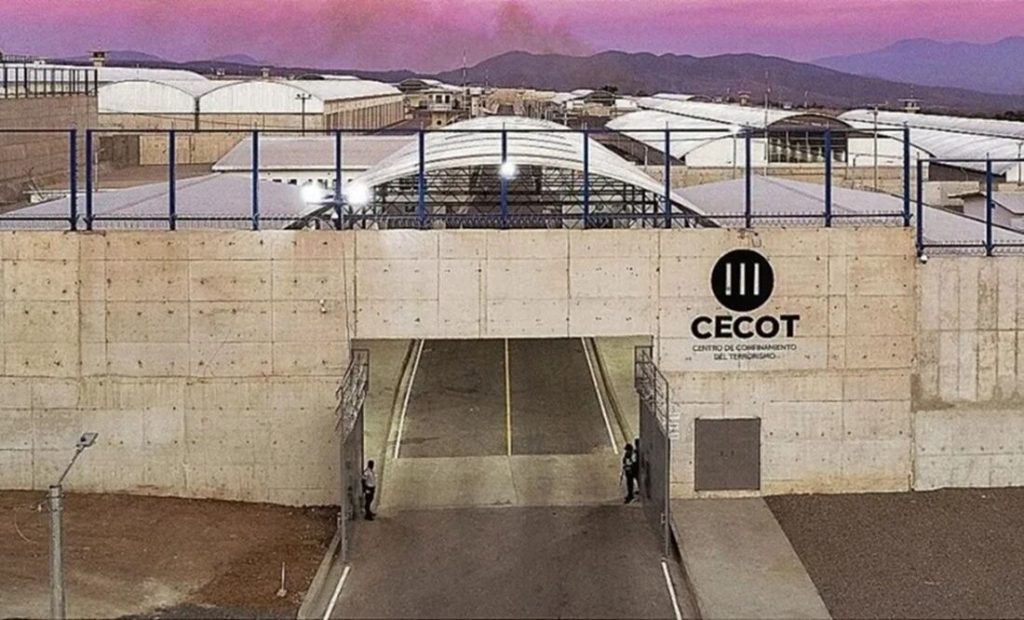Entrada al Centro de Confinamiento del Terrorismo (CECOT) en El Salvador.