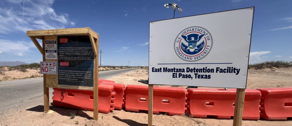 Cartel centro detención El Paso Texas con barreras de seguridad.