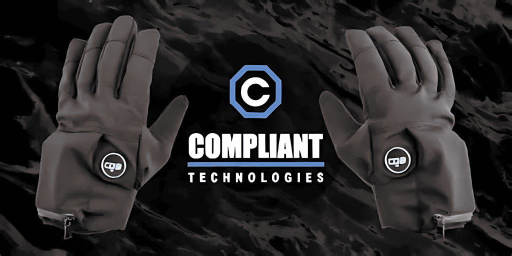 Guantes tácticos negros con logo Compliant Technologies sobre fondo oscuro.
