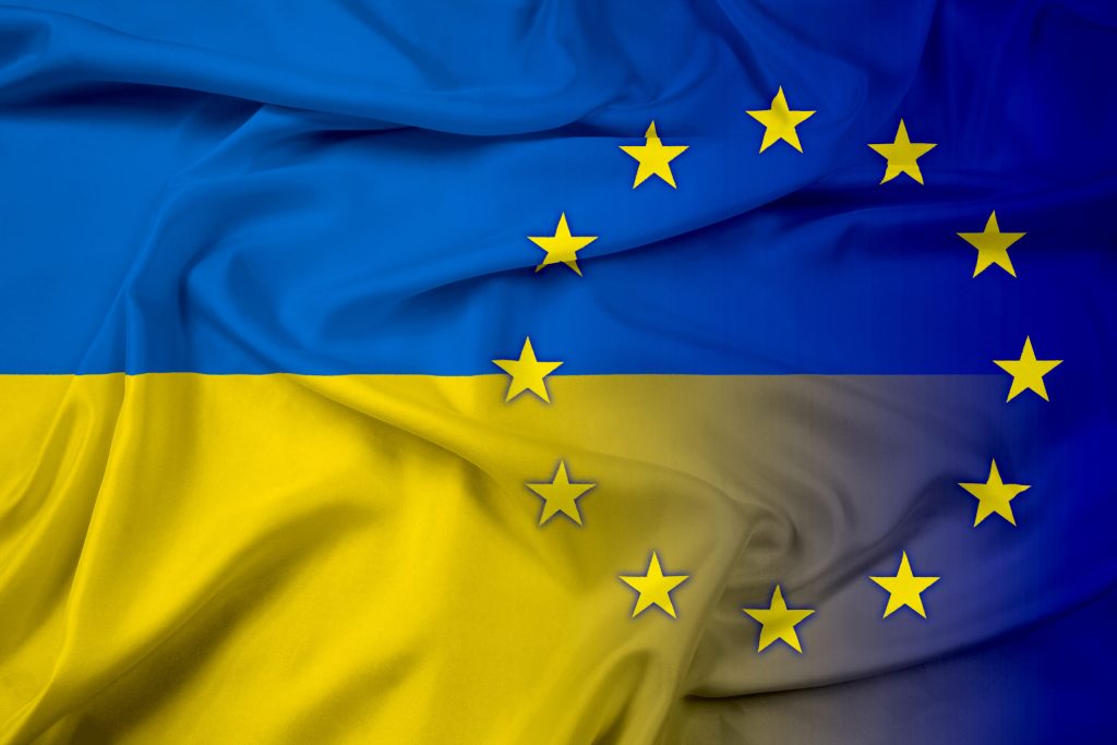 Bandera ucraniana y europea combinadas con textura ondulada.