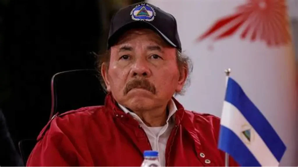 Daniel Ortega, presidente de Nicaragua, con bandera y gorra.