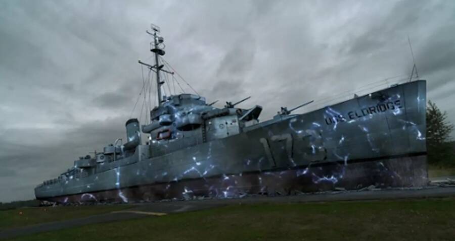 USS Eldridge con efectos eléctricos intensos bajo un cielo nublado.