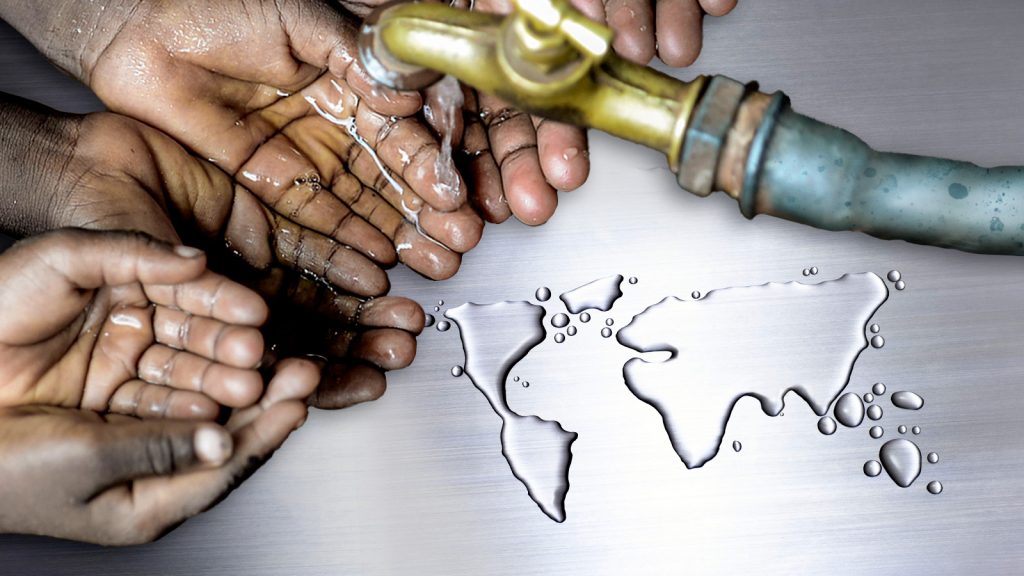 Manos recogiendo agua de un grifo, con mapa mundial de agua.