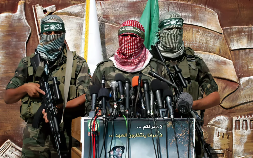 Miembros enmascarados de brigada Al-Qassam en rueda de prensa.