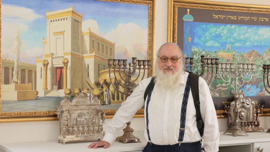 Rabino barbudo, menorás de plata y arte del Templo.