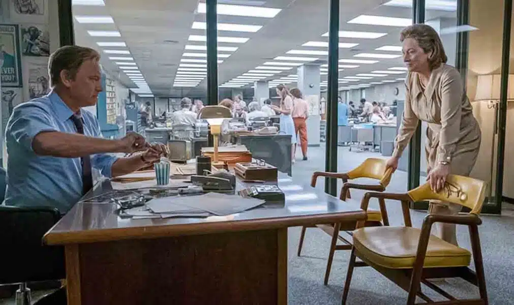 Meryl Streep y Tom Hanks en oficina periodística de los 70.