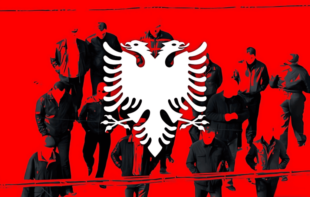 Bandera albanesa con águila blanca y figuras silueteadas en rojo.