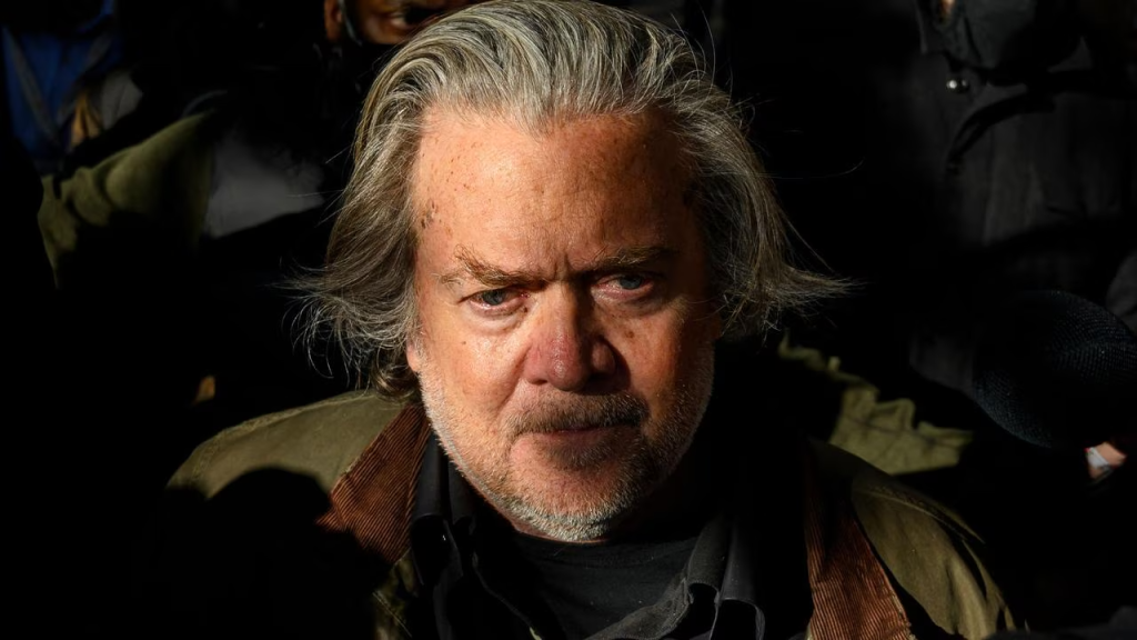 Steve Bannon con pelo gris, barba, expresión seria y mirada directa.