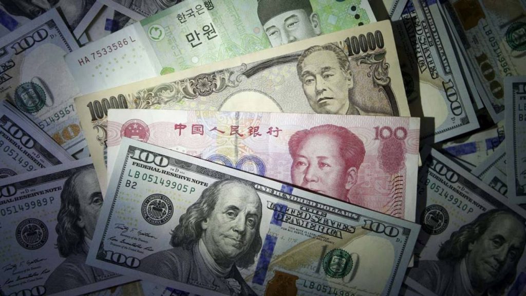 Billetes de dólar, yen, yuan y won coreano superpuestos.