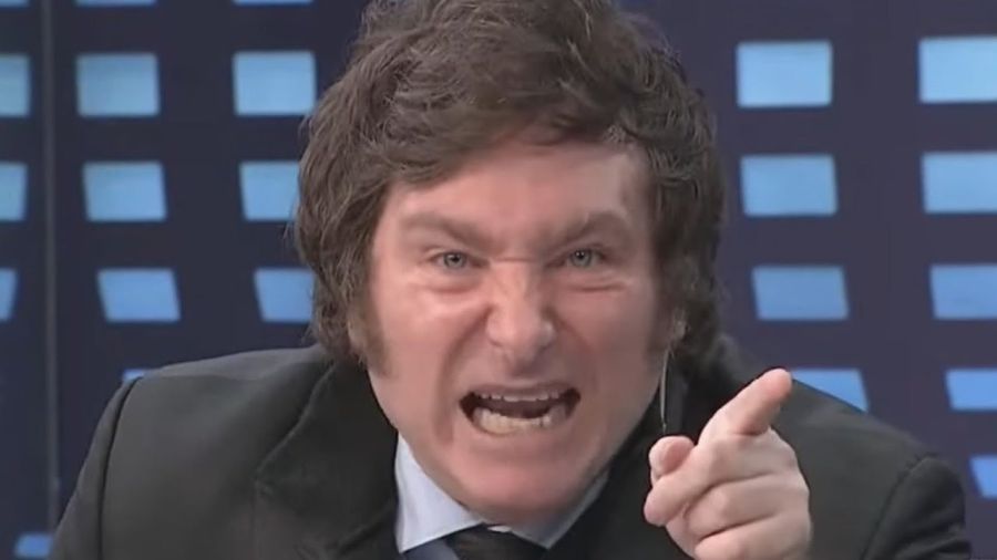 Hombre gritando y señalando, expresión intensa, Javier Milei.