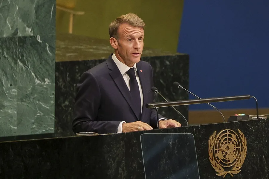 Emmanuel Macron hablando en el podio de las Naciones Unidas.