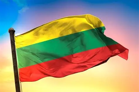 Bandera de Lituania ondeando contra un cielo vibrante.