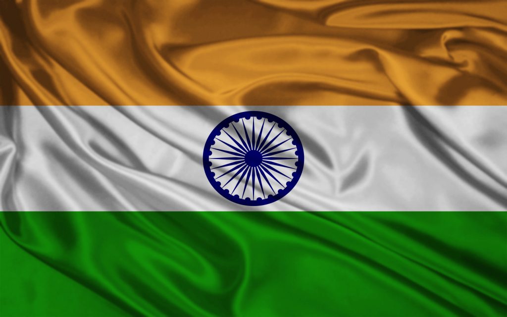 Bandera de la India ondeando con el Ashoka Chakra.