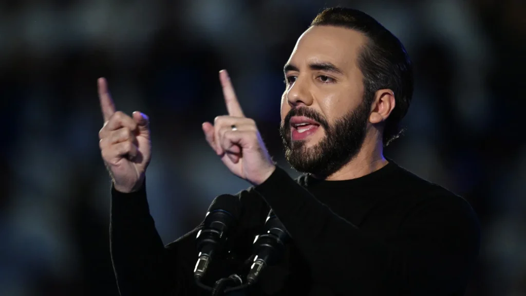 Nayib Bukele dando un discurso con los dedos señalando hacia arriba.