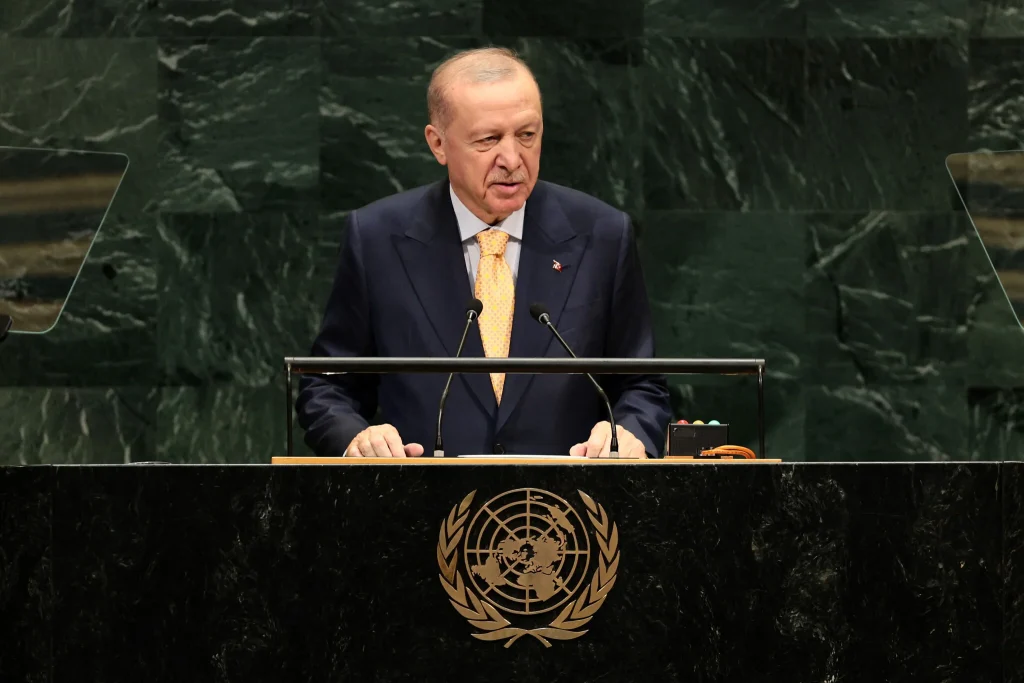 Recep Tayyip Erdoğan hablando en podio de la ONU.