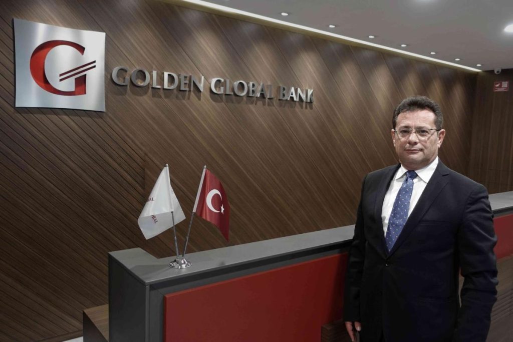 Hombre en traje frente al logo de Golden Global Bank.