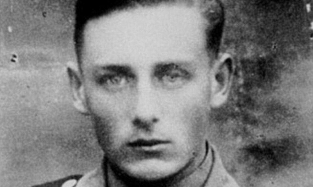 Retrato en blanco y negro de joven soldado serio.