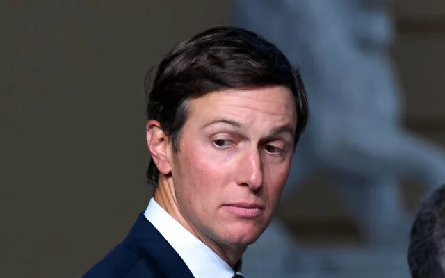 Jared Kushner, asesor político, con semblante serio mirando a un lado.