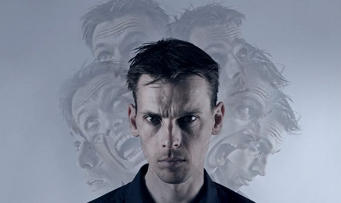 Hombre con múltiples expresiones faciales de estrés y emoción.