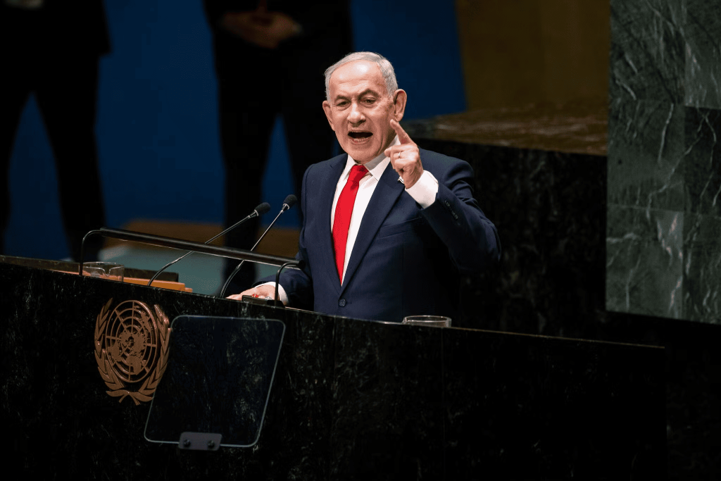 Benjamin Netanyahu hablando en la ONU con gesto enérgico.
