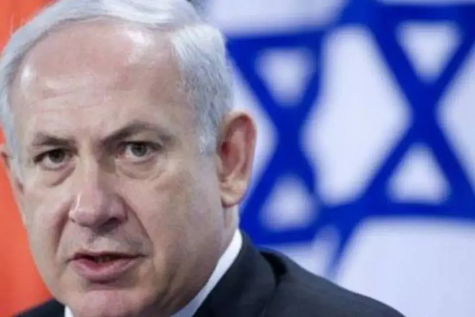 Benjamin Netanyahu, primer ministro de Israel, con bandera israelí.