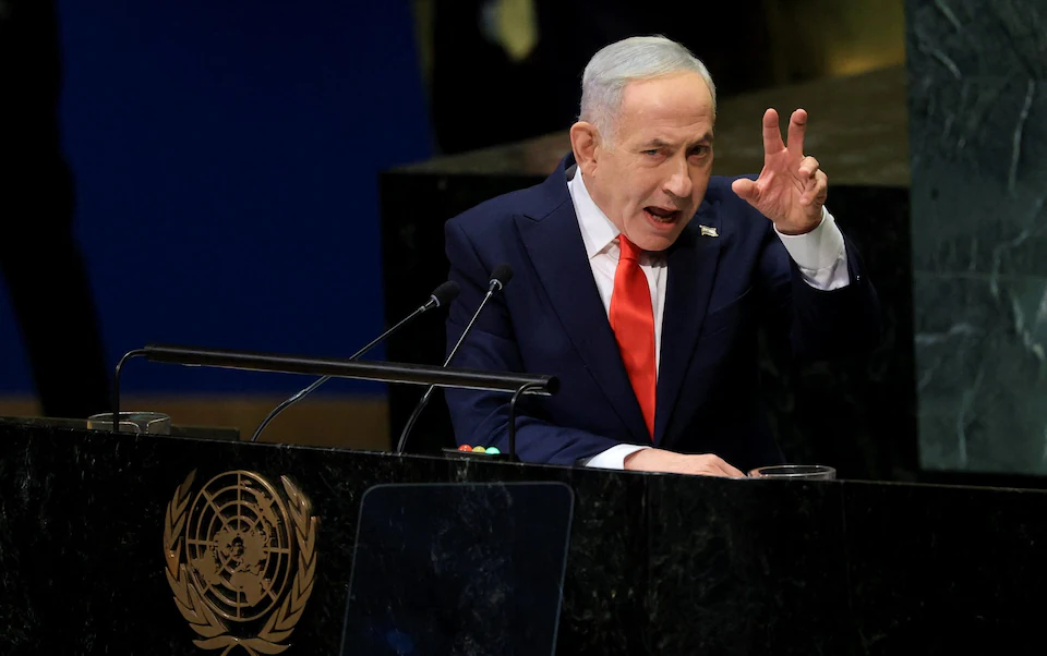 Benjamin Netanyahu hablando apasionadamente en la ONU con gesto de mano.